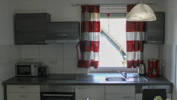 Een koelkast, een magnetron, een oven, een kookplaat