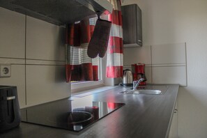 Een koelkast, een microgolfoven, een oven, een kookplaat
