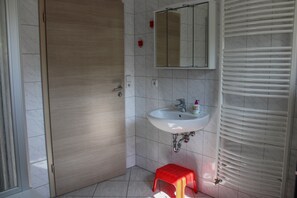 Bathroom - Apartment 'Haus Am Wald' with Shared Garden and Wi-Fi (Föritztal)