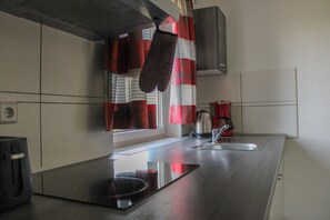 Køleskab, mikrobølgeovn, ovn, kogeplade