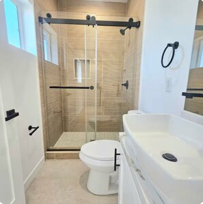 Shower, hair dryer, towels, soap - Brand New 2 Bedroom 3 Bathroom House 2 miles from Downtown LA (Los Angeles)