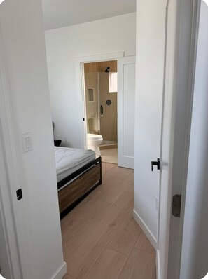 Iron/ironing board, WiFi, bed sheets - Brand New 2 Bedroom 3 Bathroom House 2 miles from Downtown LA (Los Angeles)