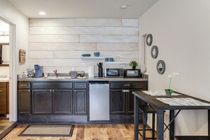 Refrigerador, microondas, cafetera y tetera y tostadora