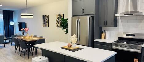 Refrigerador, microondas, horno y parrilla de estufa