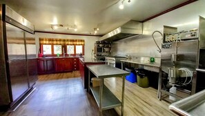 Fridge, microwave, oven, stovetop - Chalet Castello & SPA north side Mont-Tremblant 13 rooms and bathroom (Lac-Supérieur)