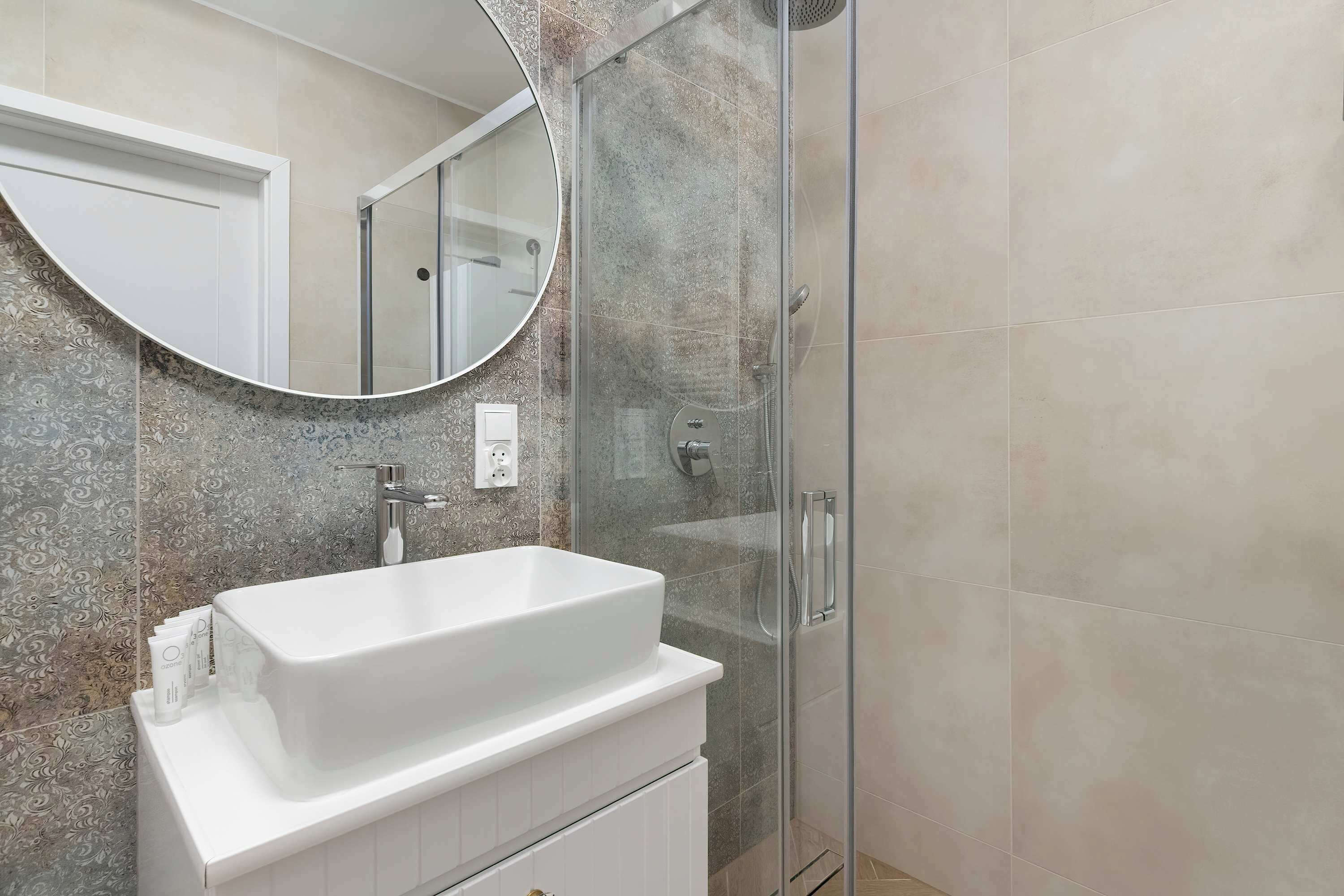 Ducha, secador de pelo y toallas