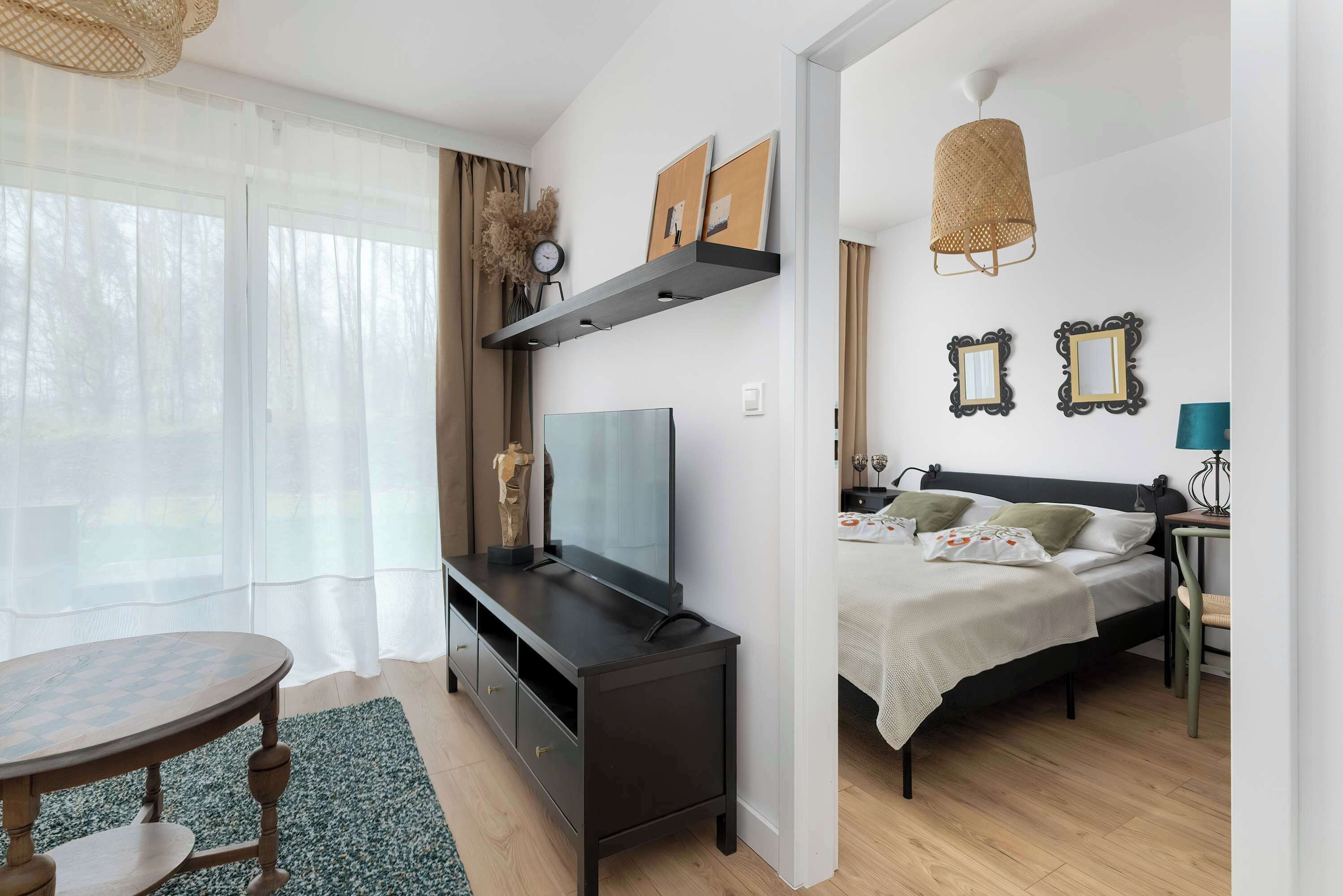 Escritorio, tabla de planchar con plancha, cuna de viaje y wifi