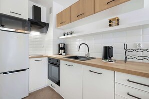 Frigorífico, microondas, horno y placa de cocina