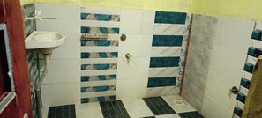 Standard Room, City View | Bathroom | Towels