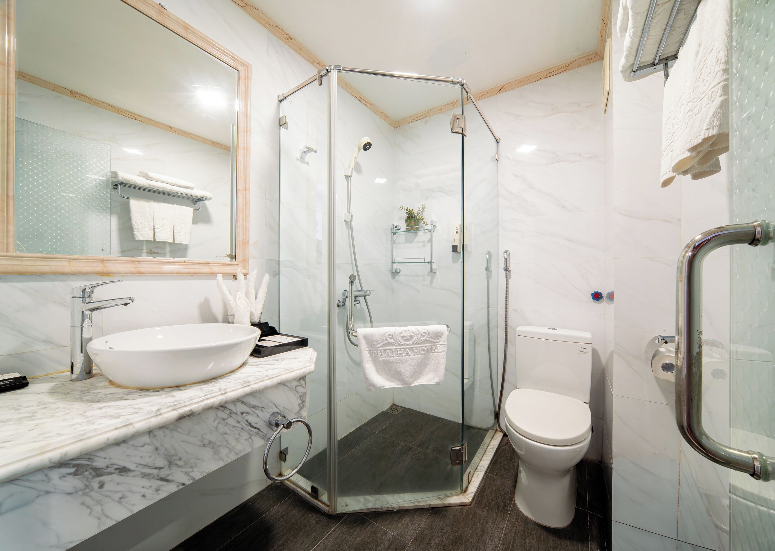 Douche, sèche-cheveux, chaussons, bidet
