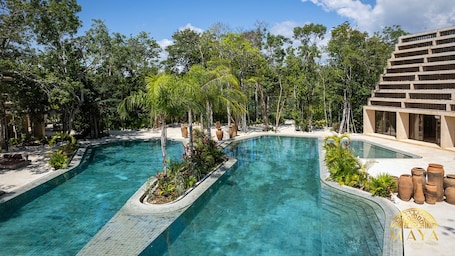 2 piscinas al aire libre. Peregrina Tulum 202C 1BR Condo