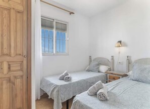 Apartemen | 2 kamar tidur, ruang kerja ramah laptop, dan setrika/meja setrika