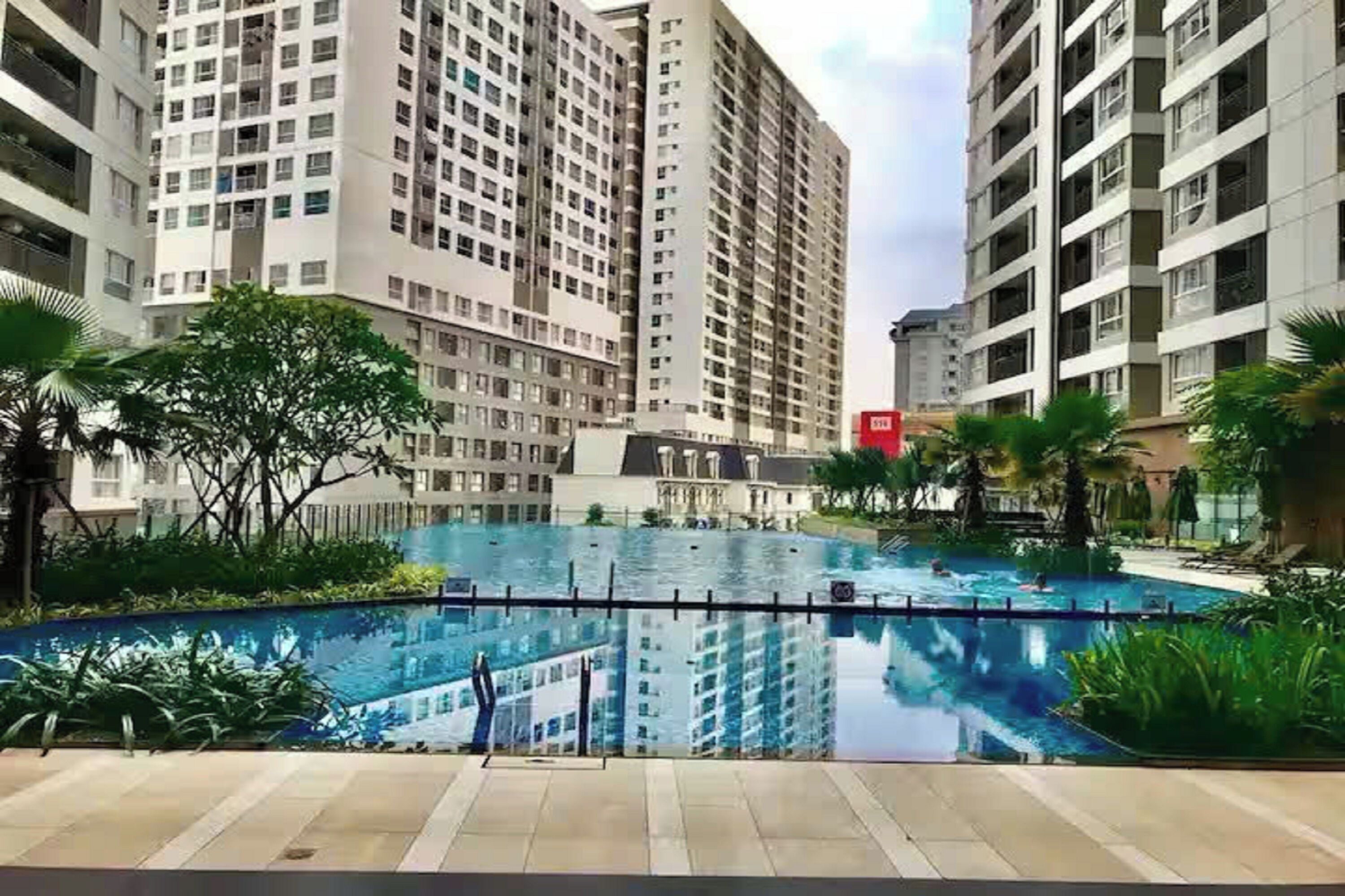 Una piscina al aire libre