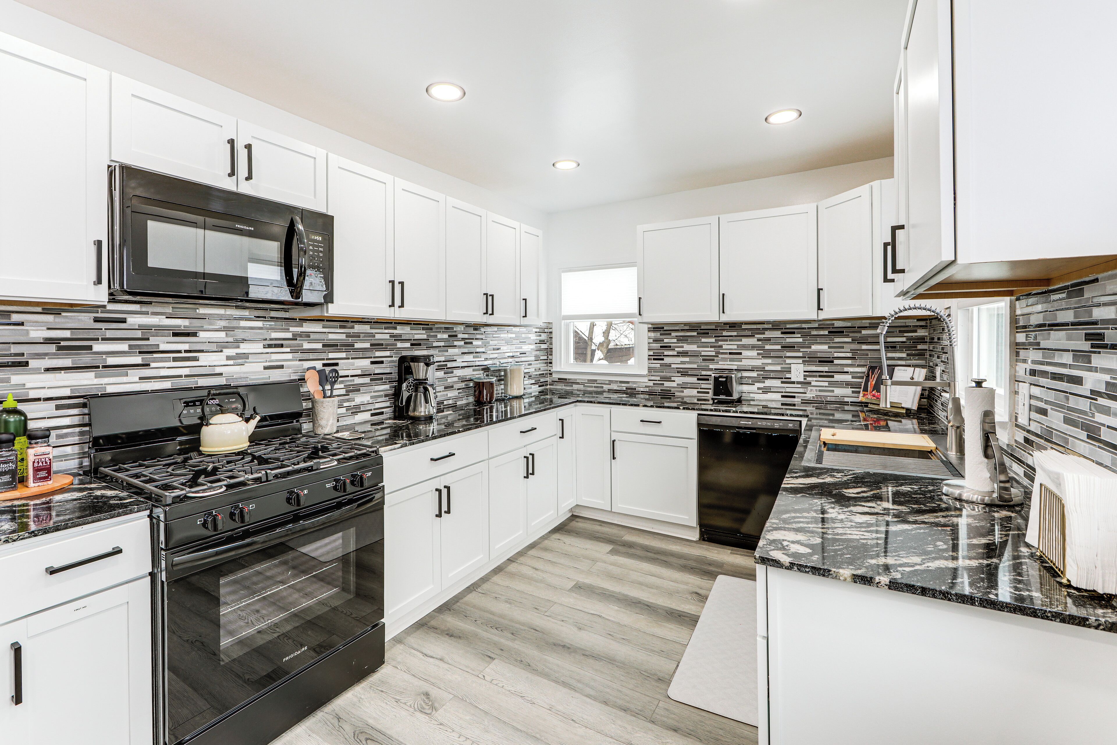 Réfrigérateur, micro-ondes, plaque de cuisson, lave-vaisselle