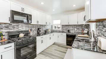 Refrigerador, microondas, parrilla de estufa y lavavajillas