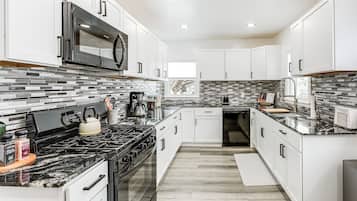 Frigorífico, microondas, placa de cocina y lavavajillas