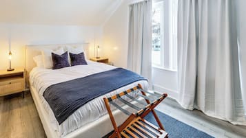 Escritorio, tabla de planchar con plancha, internet y ropa de cama