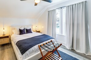 Een bureau, een strijkplank/strijkijzer, internet, beddengoed