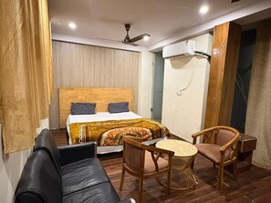 Deluxe Double Room | Desk, laptop workspace, free WiFi - Hotel Twamev Ashram (New Delhi)