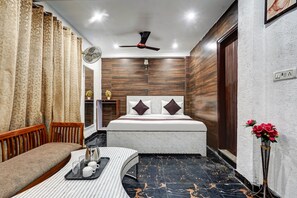 Desk, laptop workspace, free WiFi, bed sheets - Hotel Twamev Ashram (New Delhi)