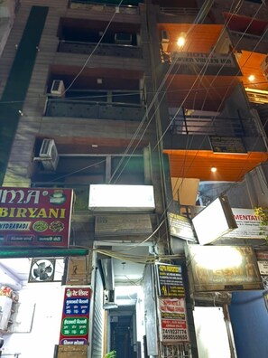 Front of property - Hotel Twamev Ashram (New Delhi)