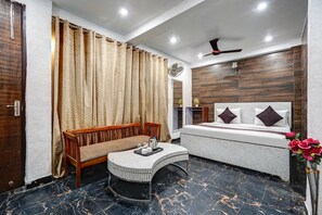 Desk, laptop workspace, free WiFi, bed sheets - Hotel Twamev Ashram (New Delhi)