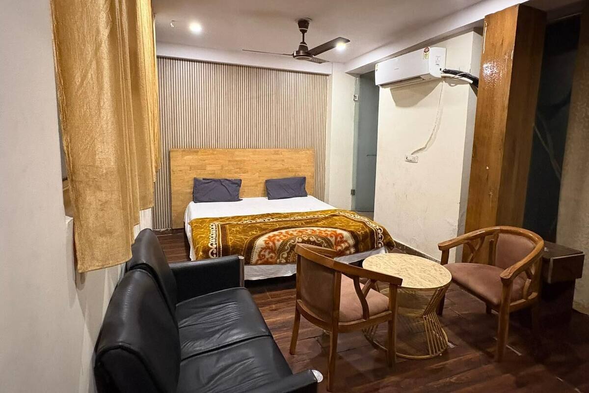 Deluxe Double Room | Desk, laptop workspace, WiFi (free), bed sheets
