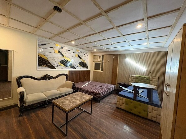 Deluxe Double Room | Desk, laptop workspace, free WiFi - Hotel Twamev Ashram (New Delhi)