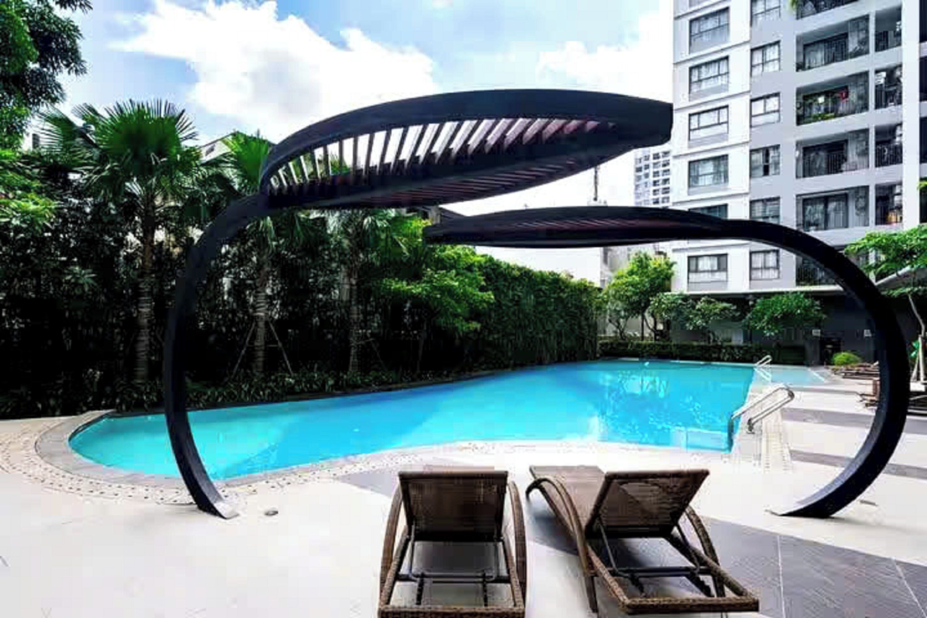 Una piscina al aire libre