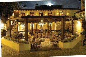 Outdoor dining - Luxurious 2 Bedroom Apartment in Zamalek, Cairo (Cairo)