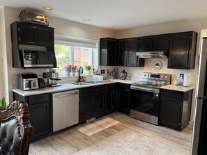 Microwave, oven, stovetop, dishwasher - Beautiful, Luxurious Rooms in a large house (Richmond)