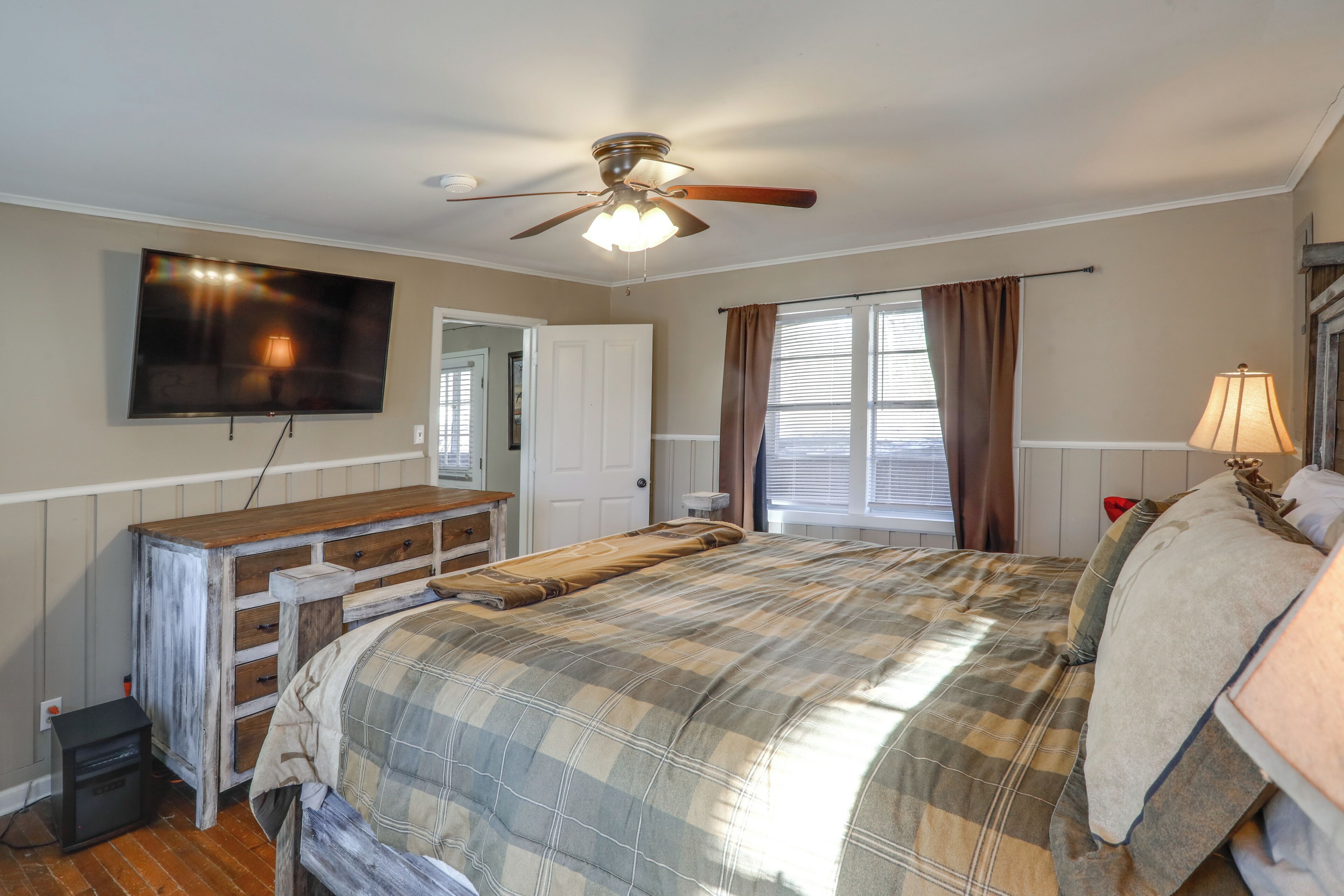 2 bedrooms, desk, iron/ironing board, Internet