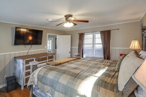 2 habitaciones, escritorio y tabla de planchar con plancha 