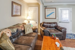 Televisión, chimenea, estéreo