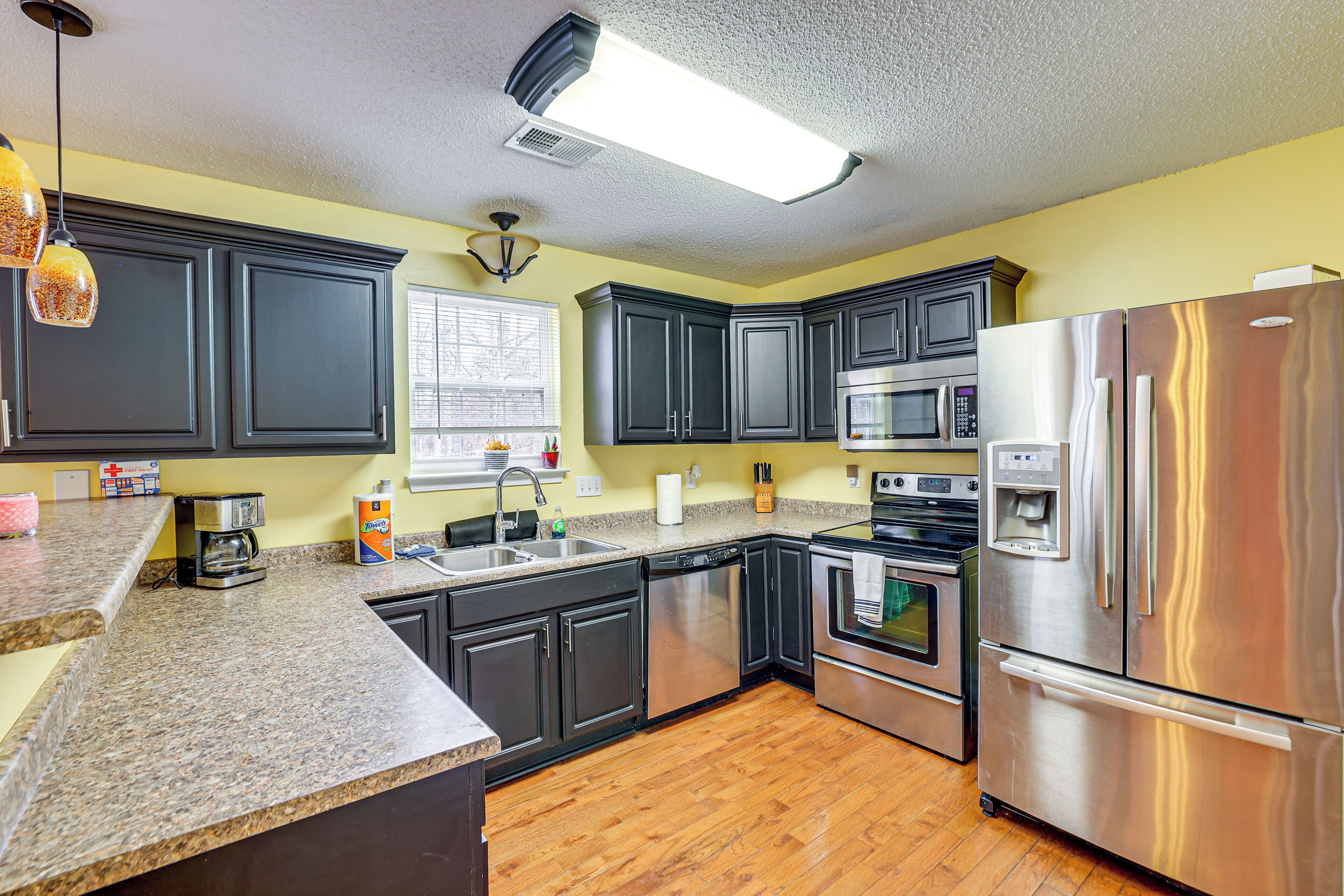 Refrigerador, microondas, lavavajillas y cafetera y tetera 