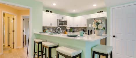 Een koelkast, een microgolfoven, een kookplaat, een vaatwasser