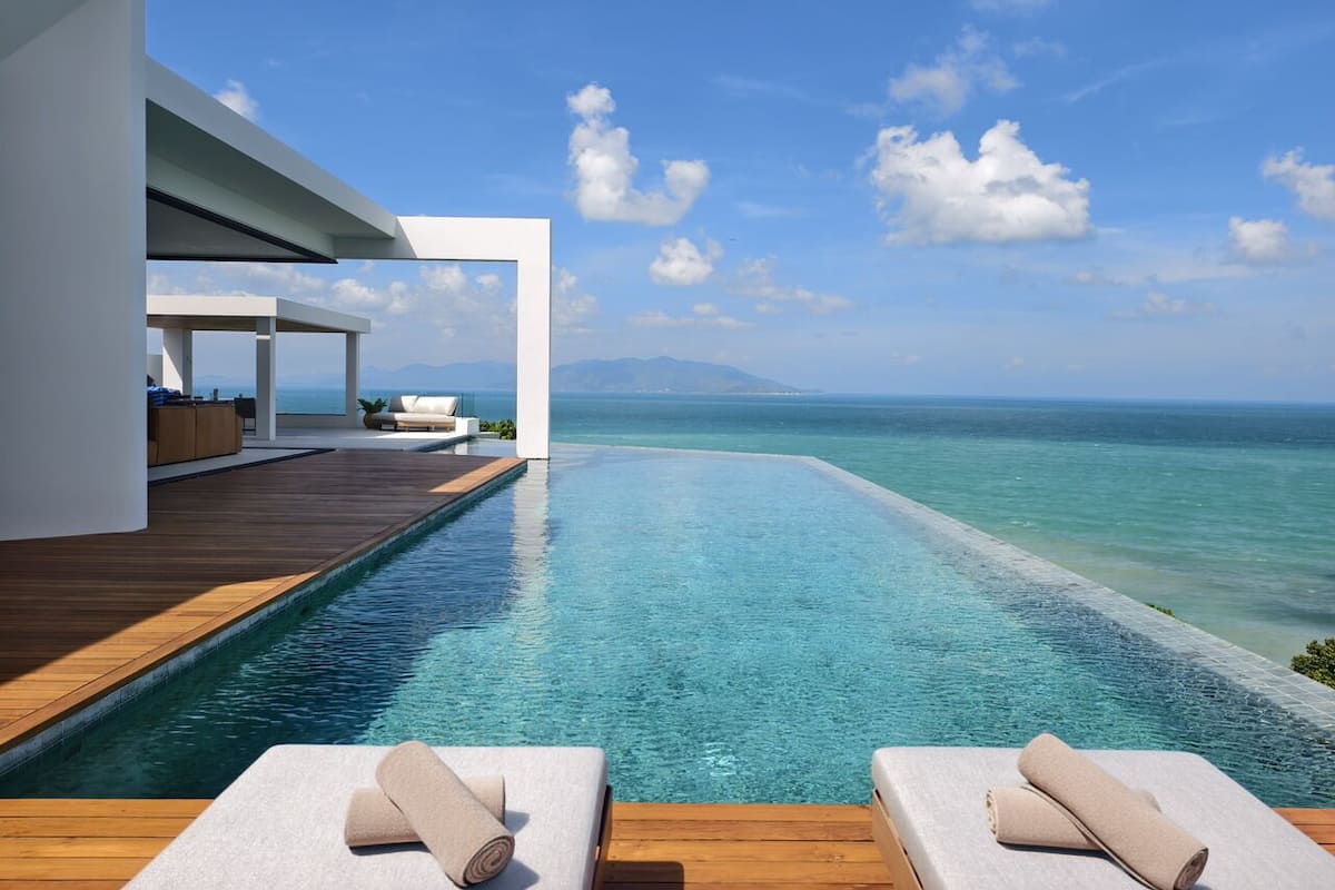 Ropa de cama de alta calidad, cubrecamas y artículos del minibar gratis