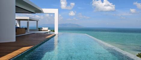 Ropa de cama de alta calidad, cubrecamas y artículos del minibar gratis