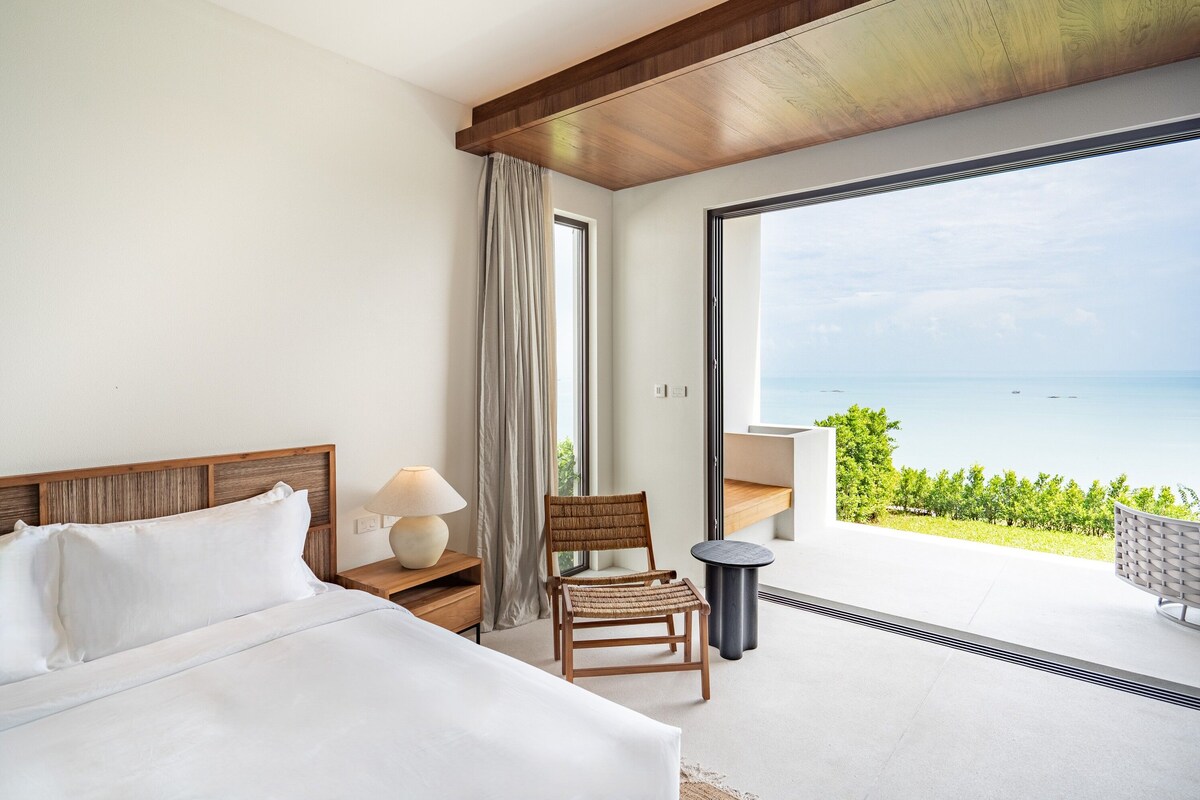 Premium bedding, down duvets, free minibar items, in-room safe