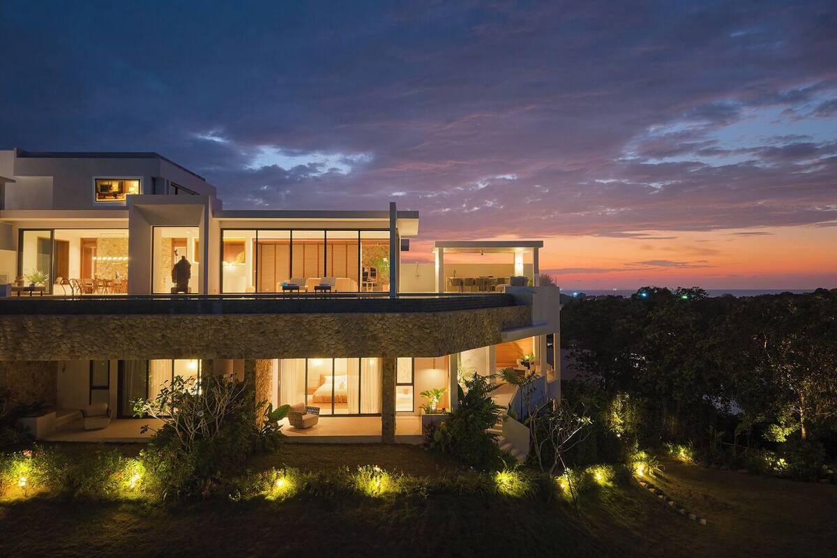 Four-Bedroom Presidential Oceanfront Pool Villa | Seprai premium, selimut bulu angsa, isi minibar gratis, dan brankas