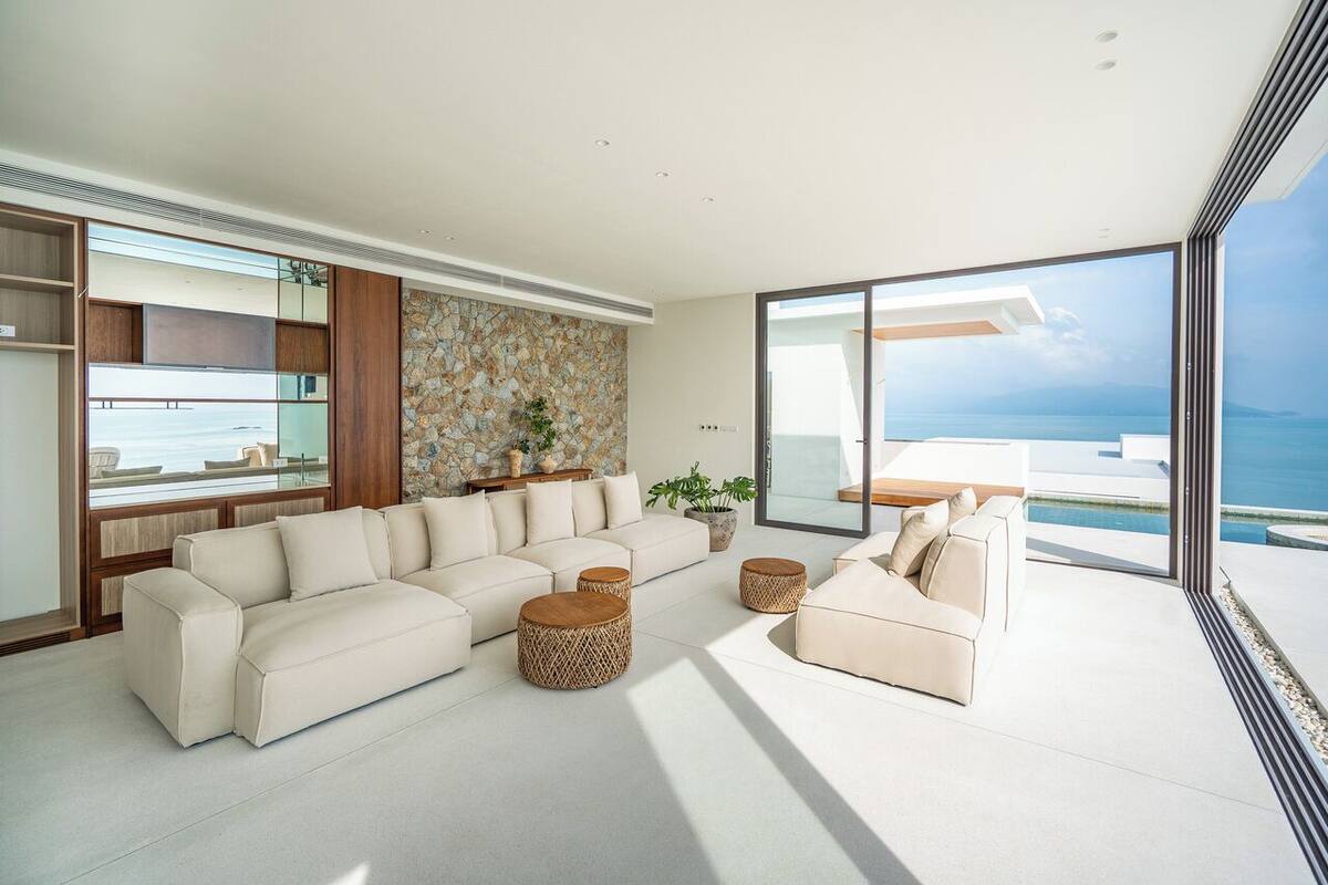 Värdeförvaringsskåp på rummet, skrivbord och strykjärn/strykbräda