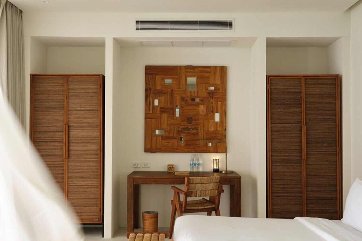 Premium bedding, down comforters, minibar (some free items)