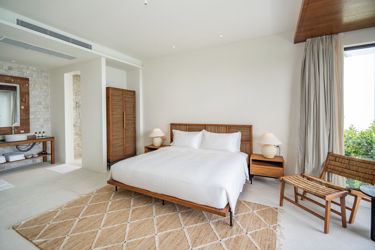 Premium bedding, down duvets, free minibar items, in-room safe