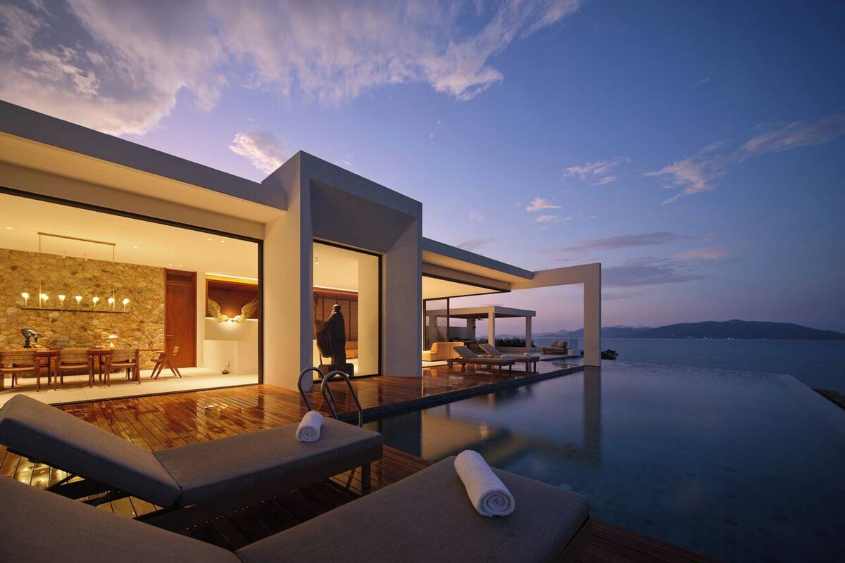 Two-Bedroom Presidential Oceanfront Pool Villa | Area keluarga | Televisi LED 160-inci dengan saluran TV kabel dan Netflix
