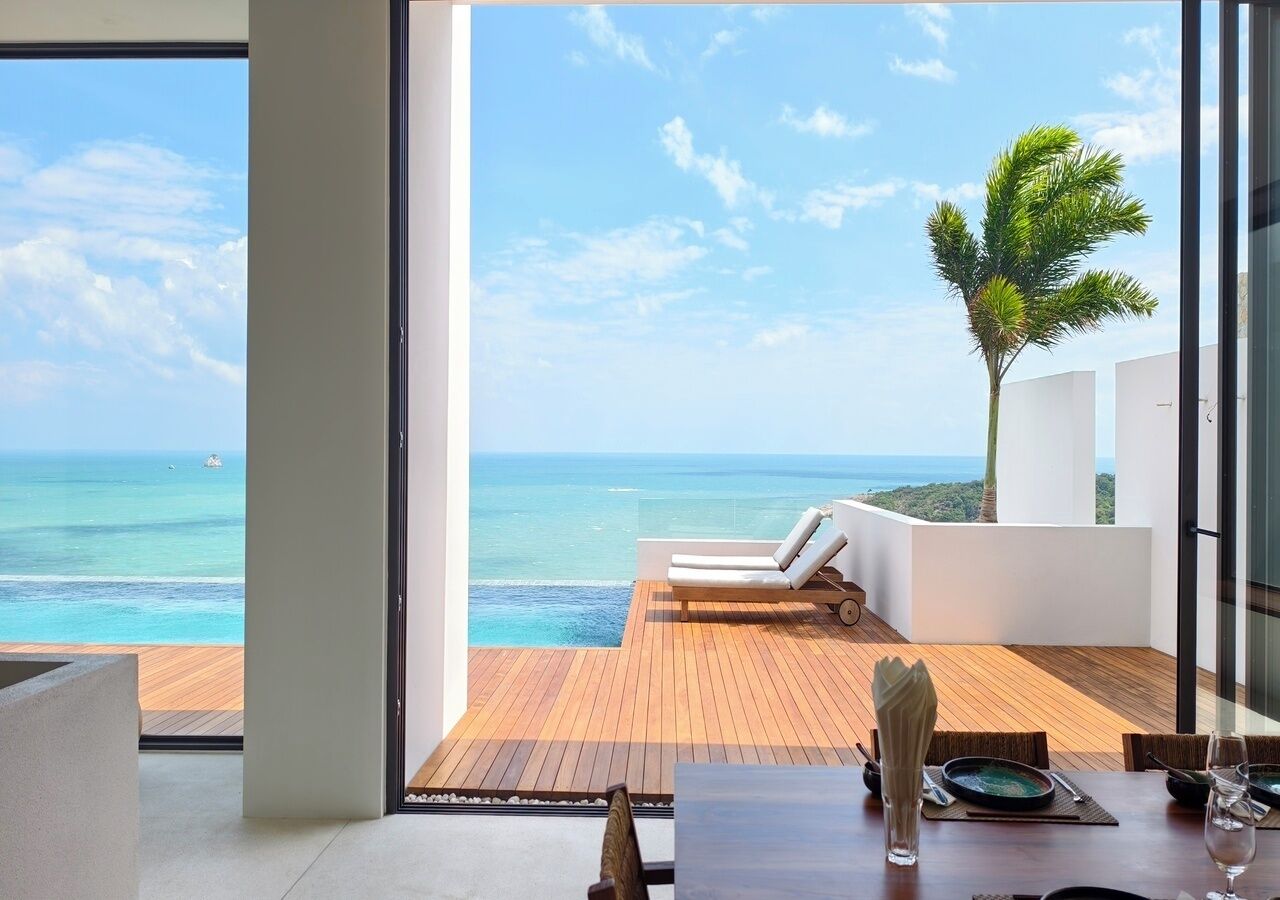 Four-Bedroom Presidential Oceanfront Pool Villa | Värdeförvaringsskåp på rummet, skrivbord och strykjärn/strykbräda