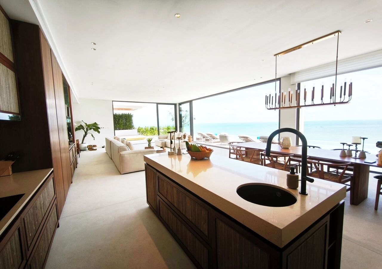 Three-Bedroom Oceanfront Pool Villa | Coin séjour | Télévision LED de 160 pouces avec chaînes par câble, Netflix