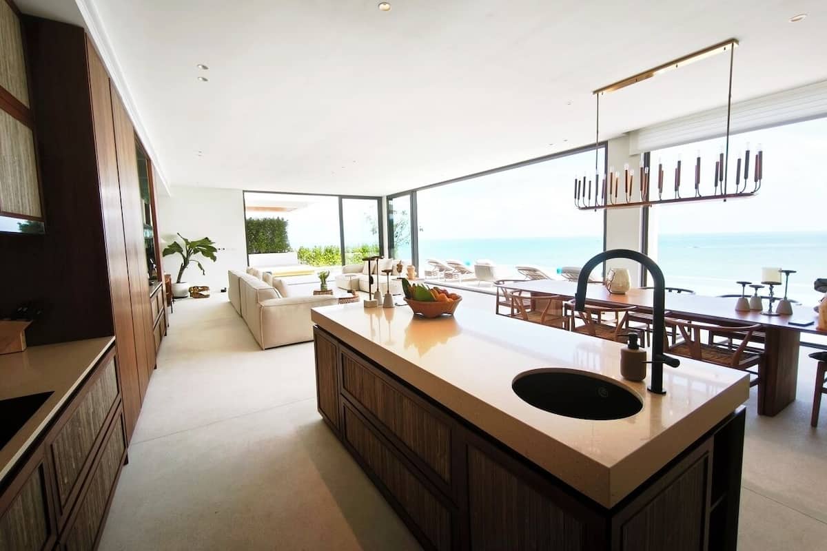 Three-Bedroom Oceanfront Pool Villa | Coin séjour | Télévision LED de 160 pouces avec chaînes par câble, Netflix