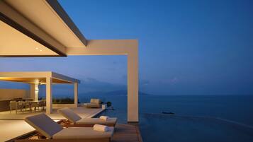 Four-Bedroom Presidential Oceanfront Pool Villa | Terraço/pátio