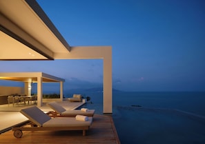 Four-Bedroom Presidential Oceanfront Pool Villa | テラス / パティオ