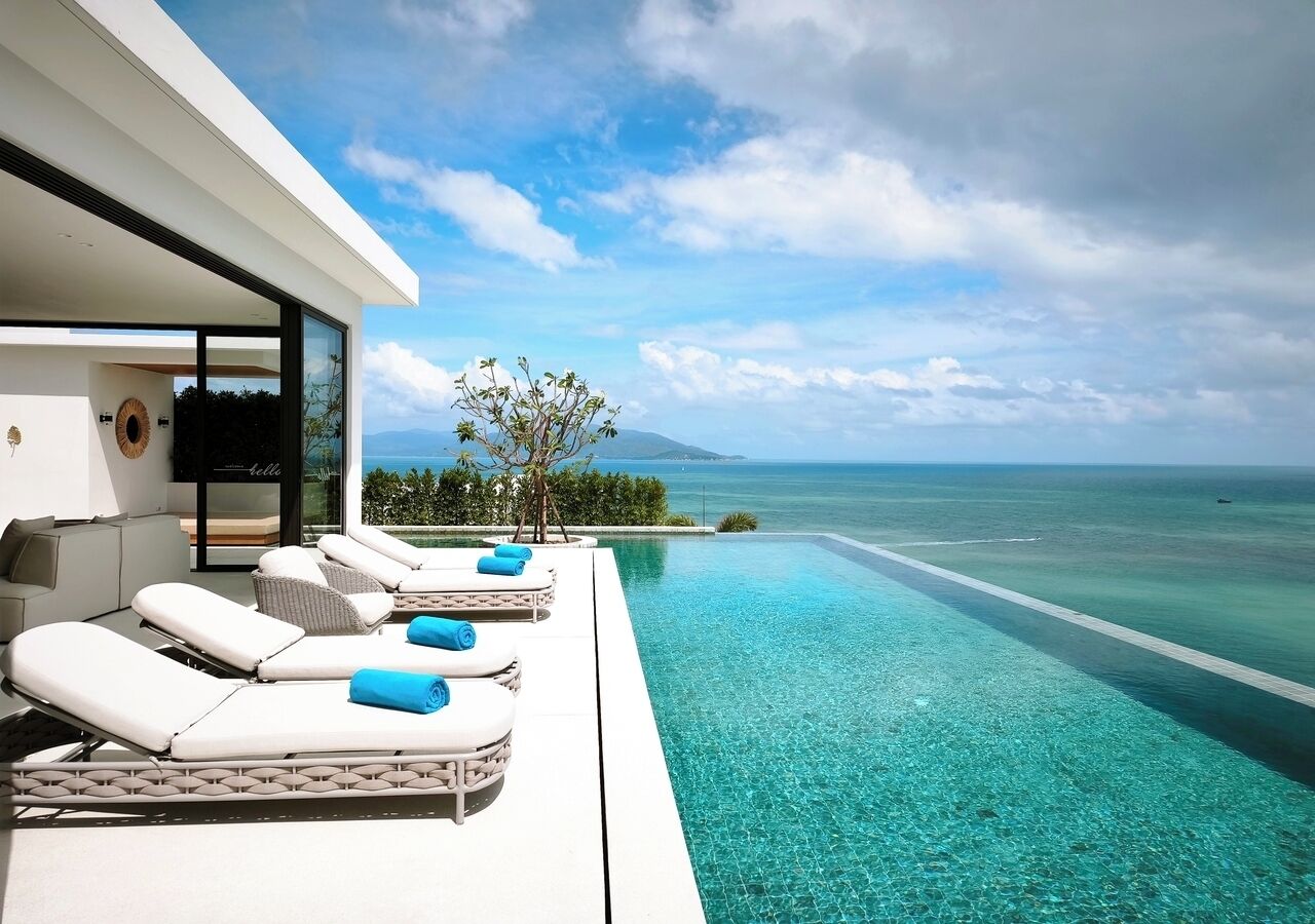 Four-Bedroom Oceanfront Pool Villa | Coin séjour | Télévision LED de 160 pouces avec chaînes par câble, Netflix